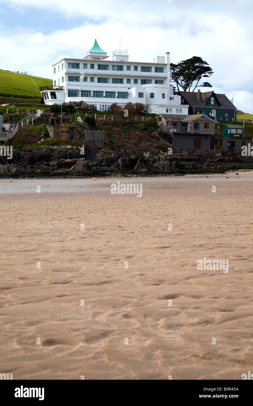 Burgh Island Hotel su Burgh Island con la marea in primo piano che mostra la spiaggia sabbiosa, Devong, England, Regno Unito Foto Stock