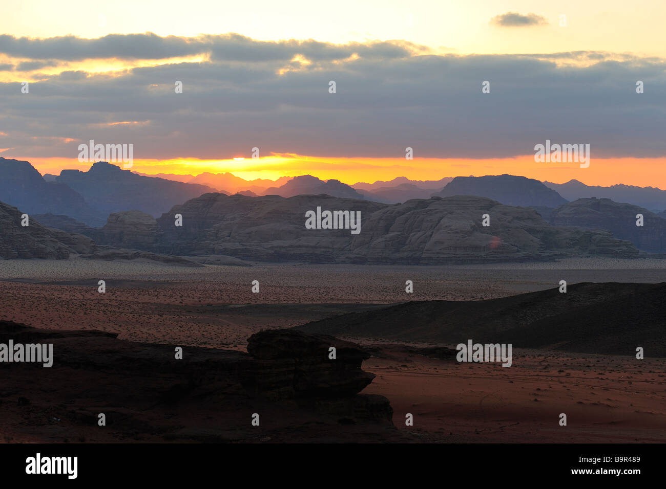 Tramonto nel Wadi Rum desert Foto Stock