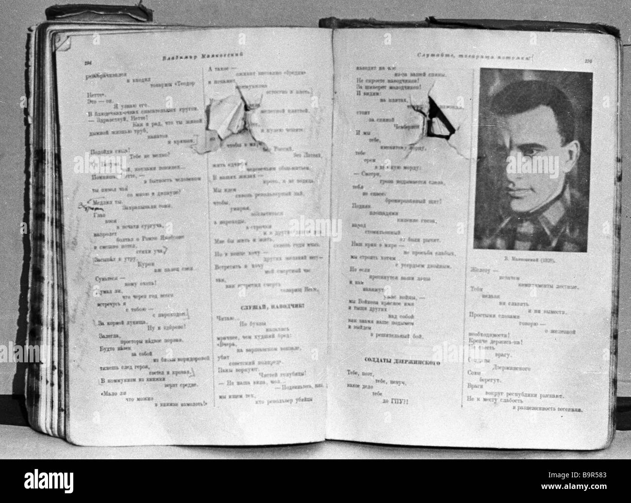 Un libro di Vladimir Mayakovsky s poesie presentato al Museo da Kirillov un soldato dell'esercito sovietico Foto Stock