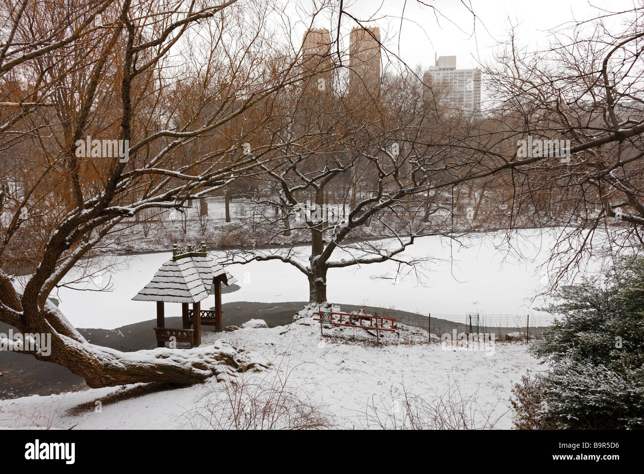 Vista del gazebo e il Lago di Central Park di New York City durante un inverno nevoso giorno Foto Stock