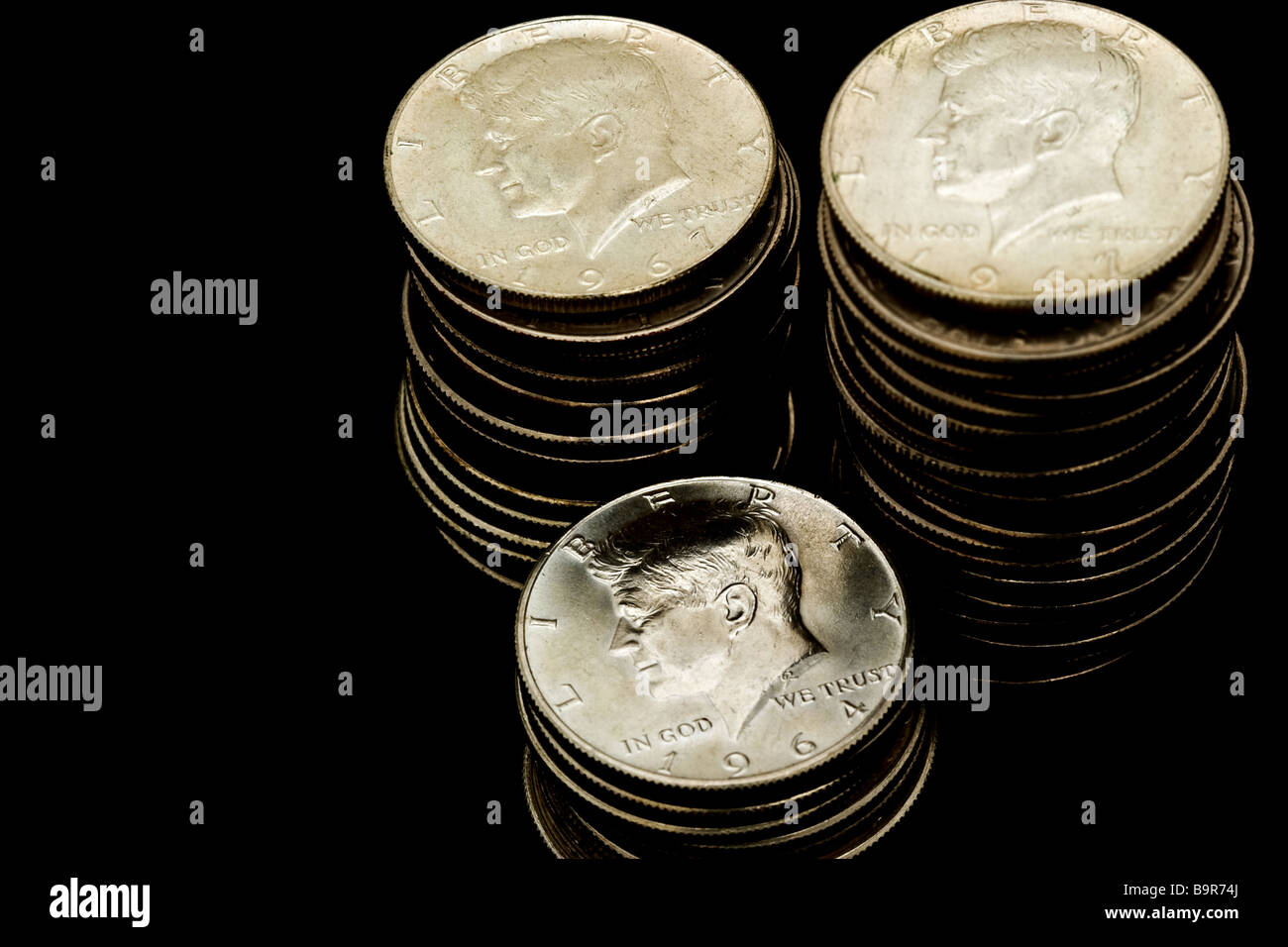 Tre pile di American semi-dollar le monete con il ritratto di John F Kennedy. Foto Stock