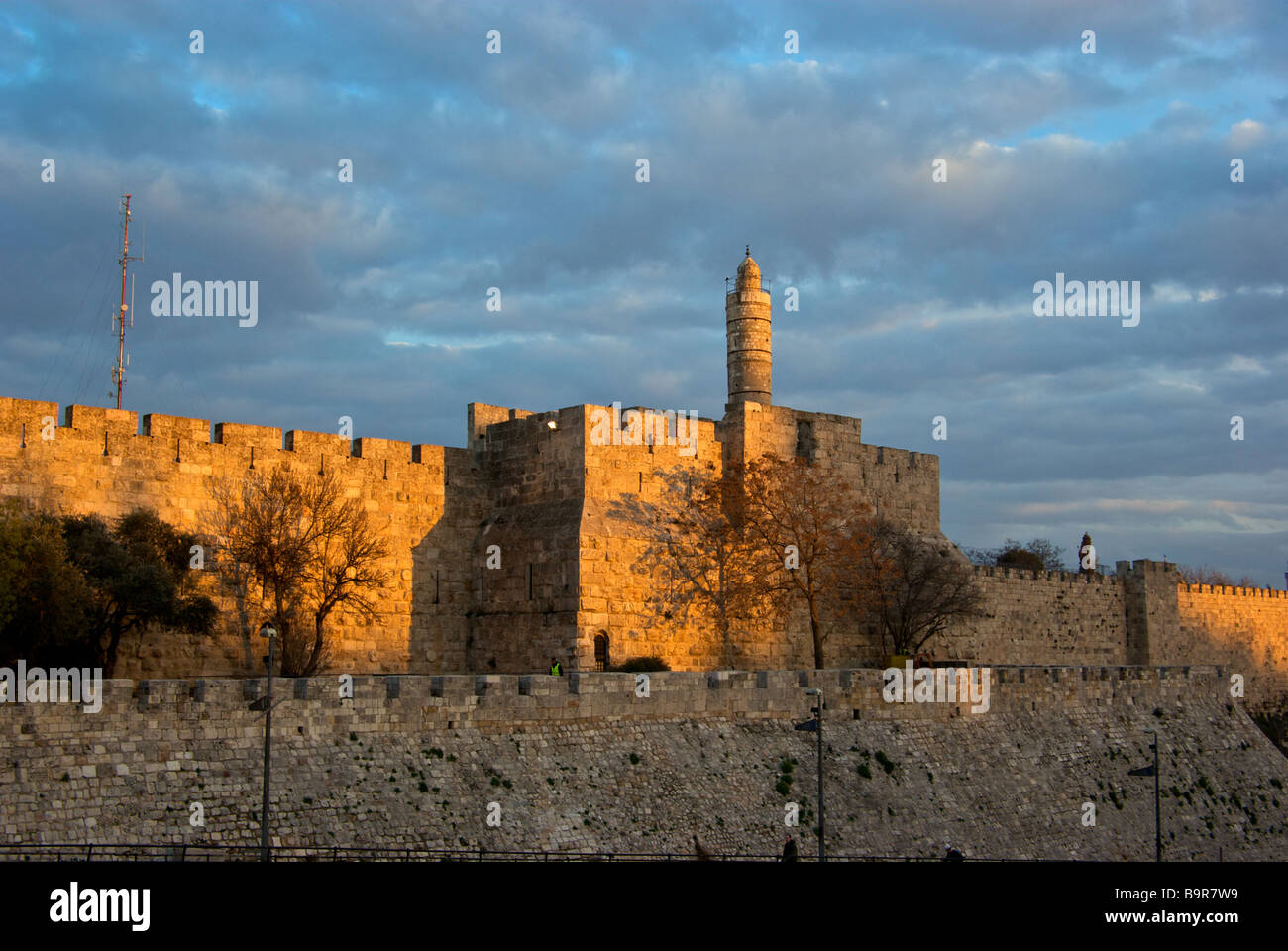 Torre di Davide complesso con aggiunte successivamente minareto della moschea vicino alla Porta di Jaffa nella vecchia città murata di Gerusalemme al tramonto Foto Stock