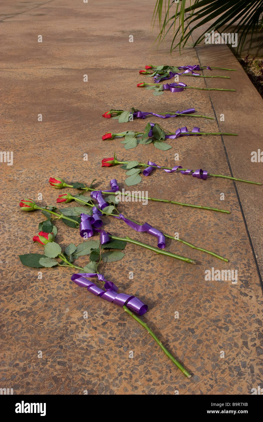 Fiori sulla tomba di massa, Kigali Memorial Centre, Kigali, Ruanda Foto Stock