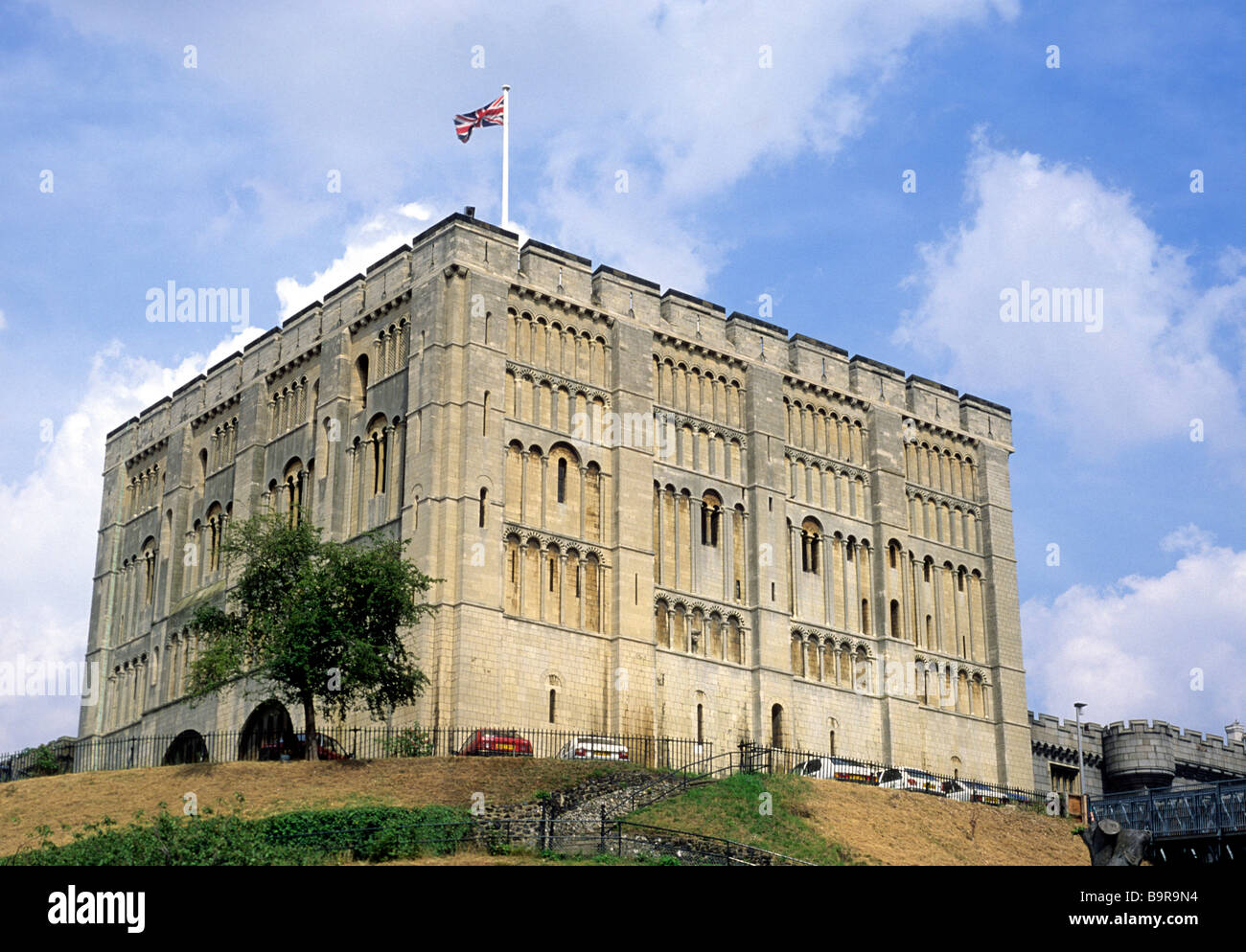 Norwich Castle mantenere architettura normanna Norfolk East Anglia England Regno Unito architettura del XII secolo bandiera inglese castelli Foto Stock