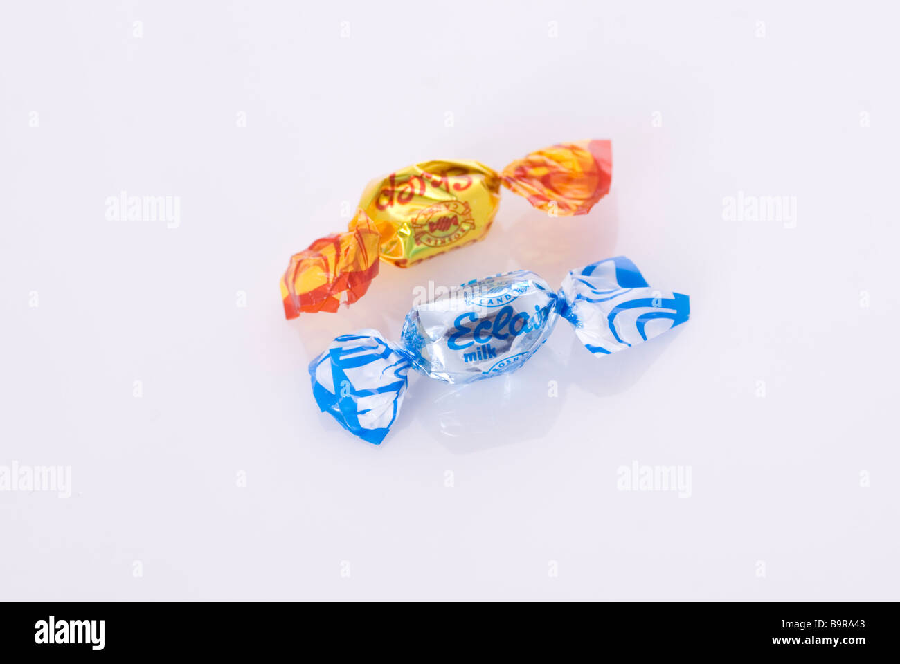 Due avvolto candy caramelle su sfondo bianco Foto Stock