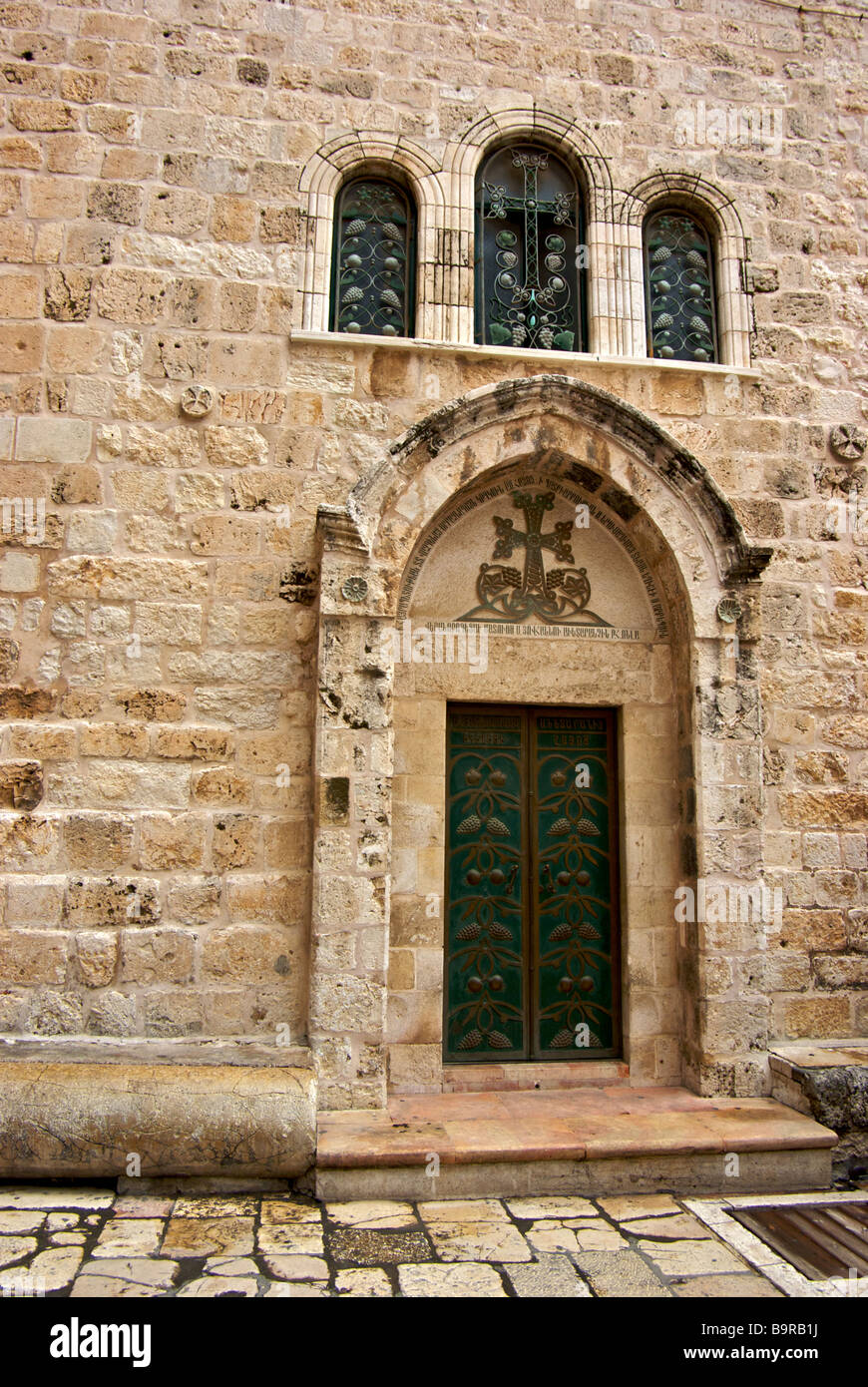 Portale ad arco cortile di windows nella chiesa del Santo Sepolcro o la risurrezione anche il Patriarca Greco Ortodosso sede Foto Stock