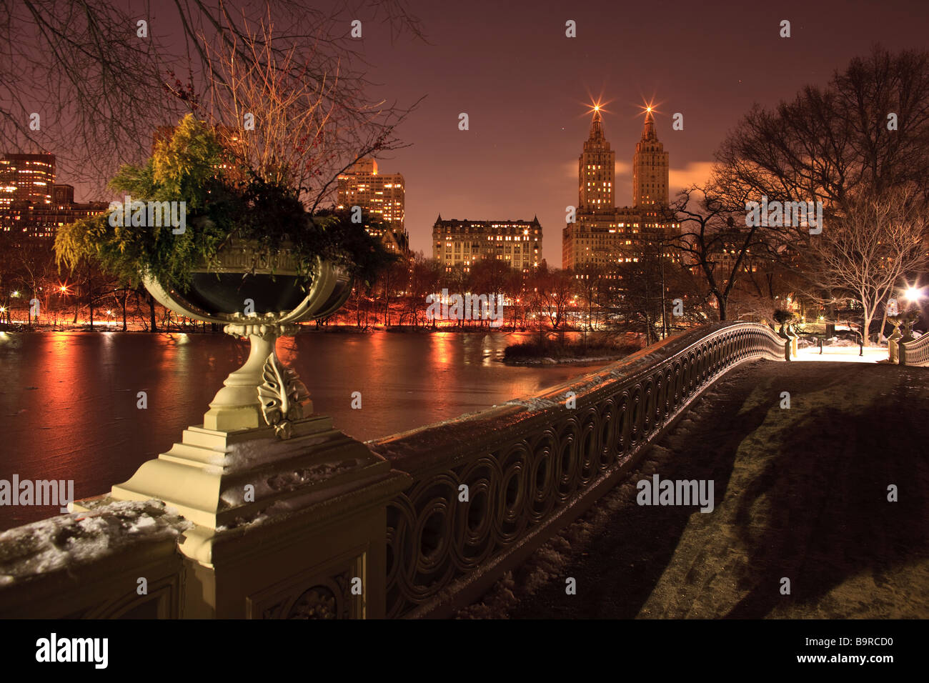 Vista di Central Park West il lago e il ponte di prua dal ponte di prua a Central Park di New York City al tramonto Foto Stock