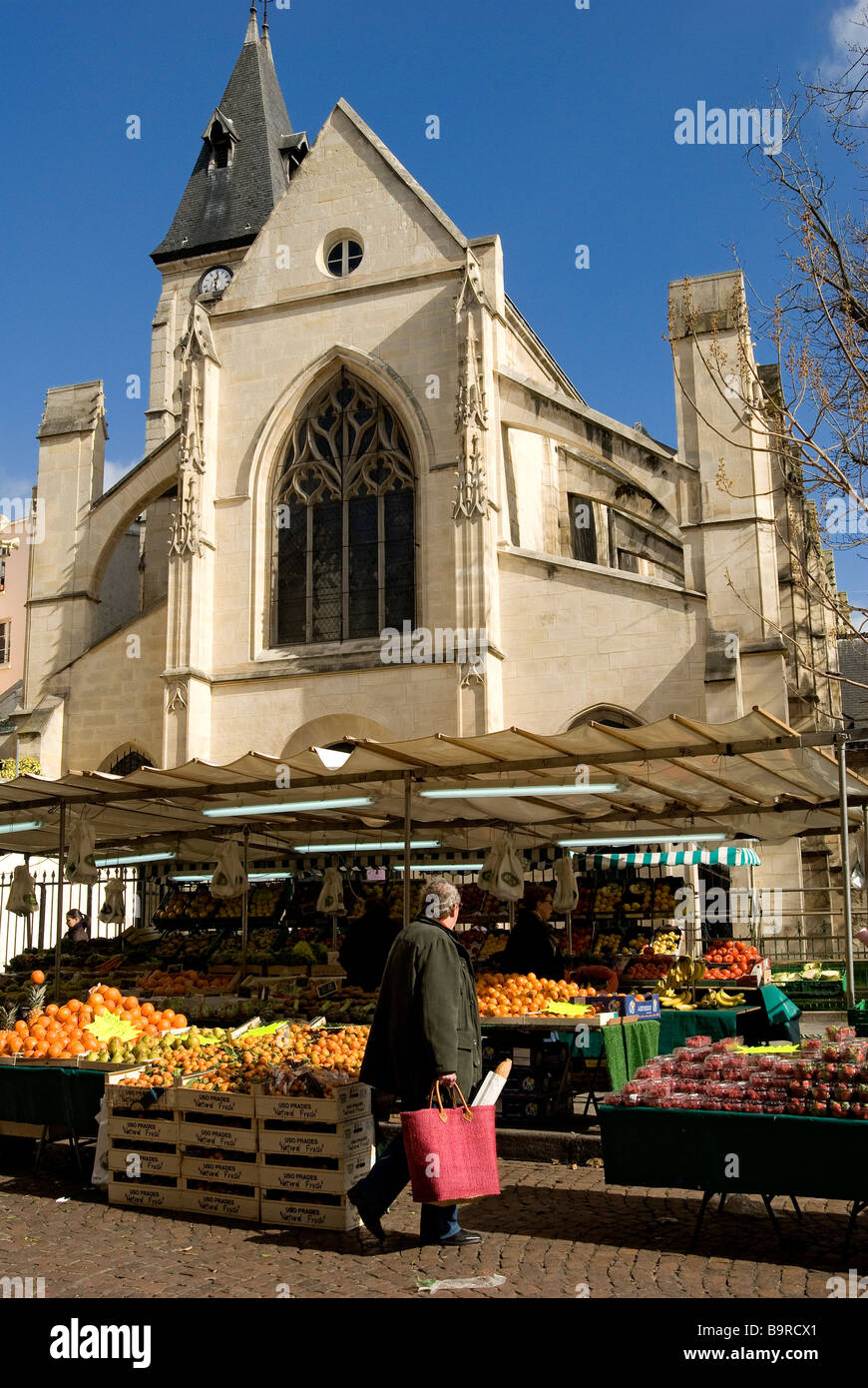 Francia, Parigi, Rue Mouffetard 's mercato e Saint Medard chiesa Foto Stock