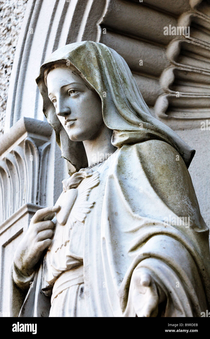 Una statua della Vergine Maria Madre di Dio al di fuori di una chiesa cattolica a Dublino in Irlanda Foto Stock