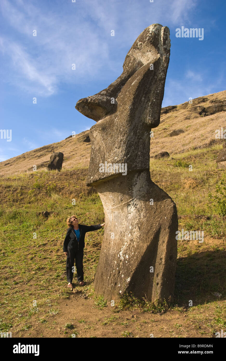 Elk198 5280v Cile Isola di Pasqua Rano Raraku moai statue con donna Foto Stock