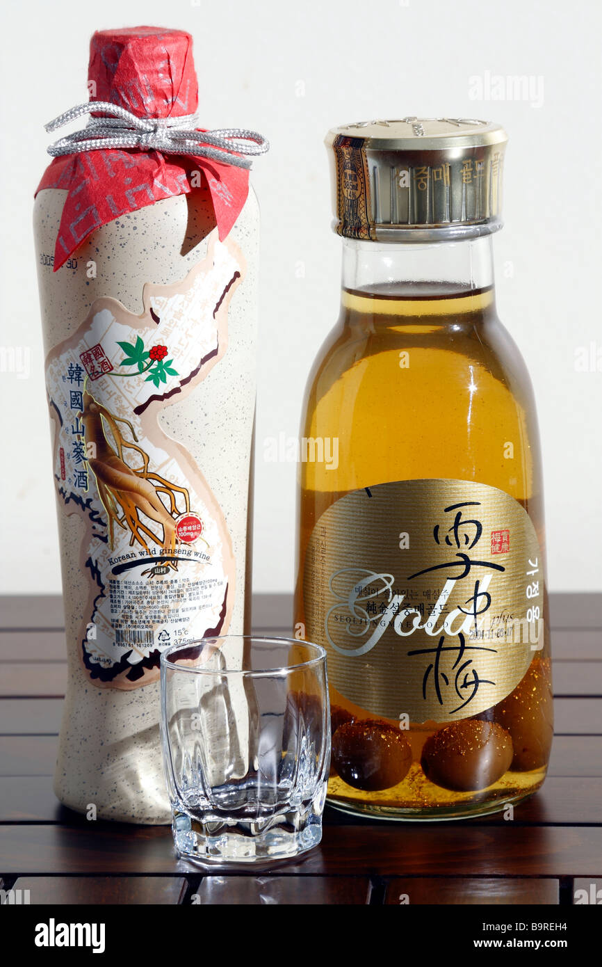 Una bottiglia di Korean Ginseng selvatico Vino & Seoljungmae oro (fatta di prugna) con oro vero in polvere (polvere) all'interno.sul tavolo. Chiudere u Foto Stock