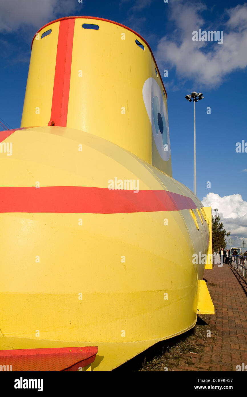 Regno Unito, Liverpool, il sottomarino giallo grande rappresentazione del modello di sommergibile in primo piano nel film animato Foto Stock