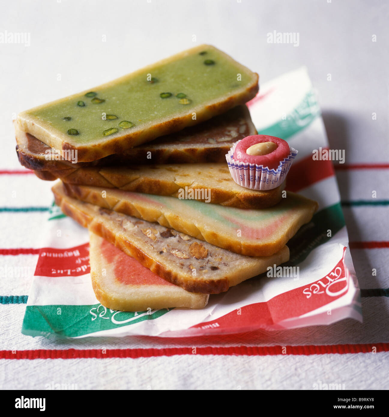 Francia, Pirenei Atlantiques, Pays Basque, Saint Jean de Luz, Pays Basque Turron dalla parete di una pasticceria (stilismo da Valerie Foto Stock