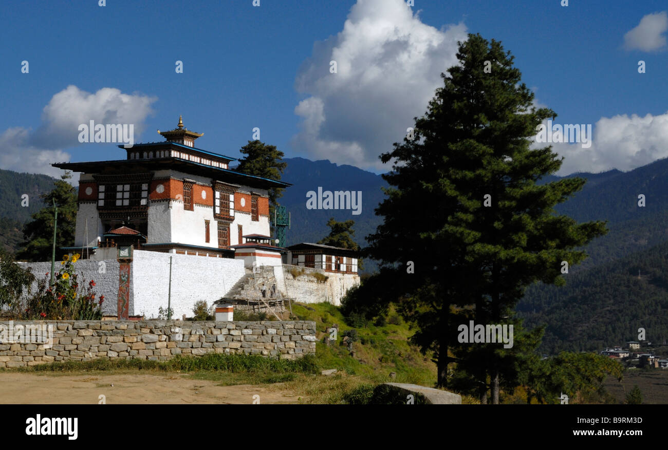 L'originale Trashi Chhoe Dzong, che è ora al centro dello stato scuola monastica a Dechen Phodrung monastero. Foto Stock