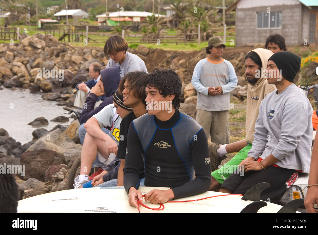 Elk198 5047 Cile Isola di Pasqua Hanga Roa città le persone surfers Foto Stock