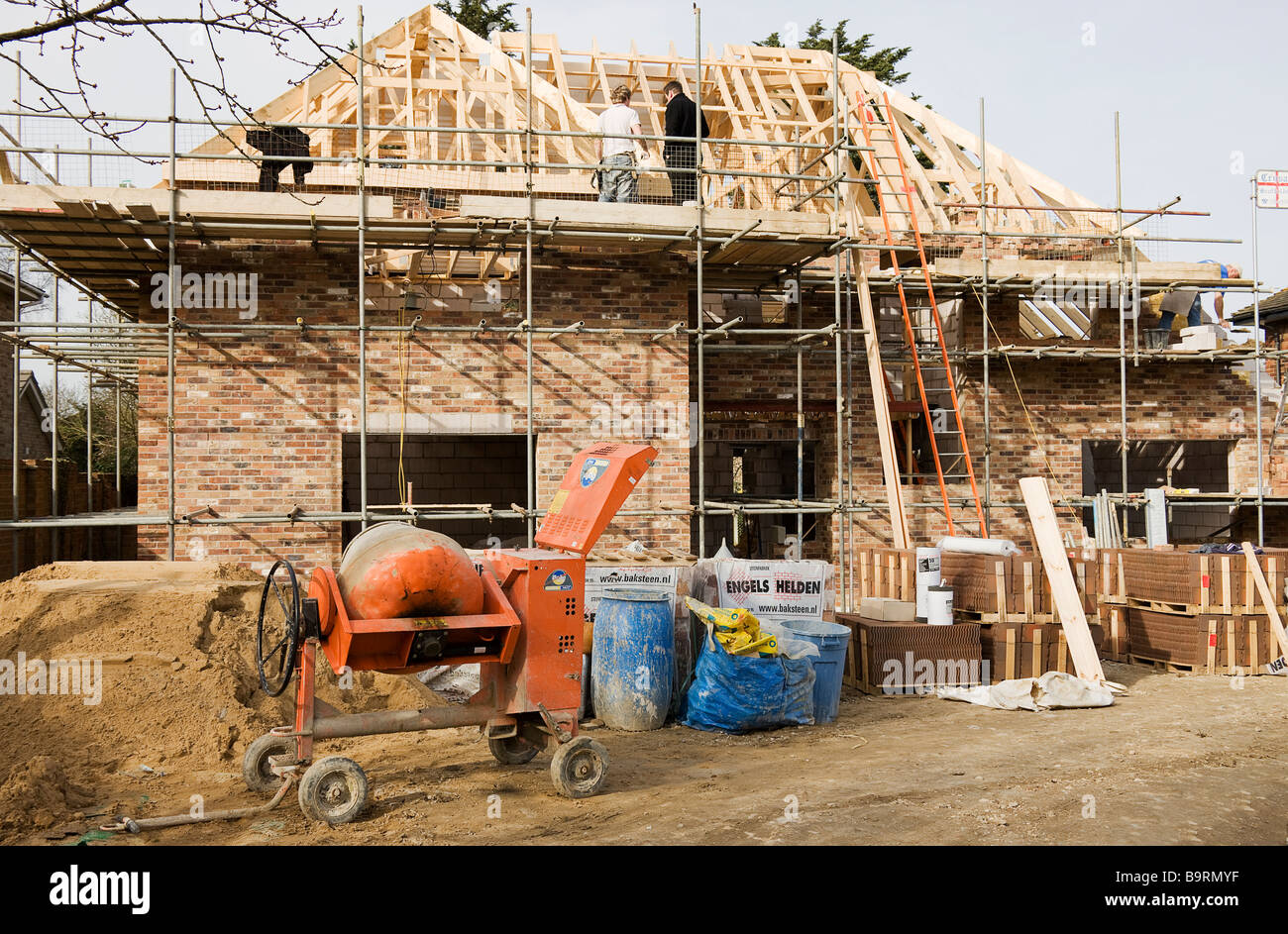 Sito di costruzione di una nuova casa in procinto di avere il padiglione costruito Foto Stock