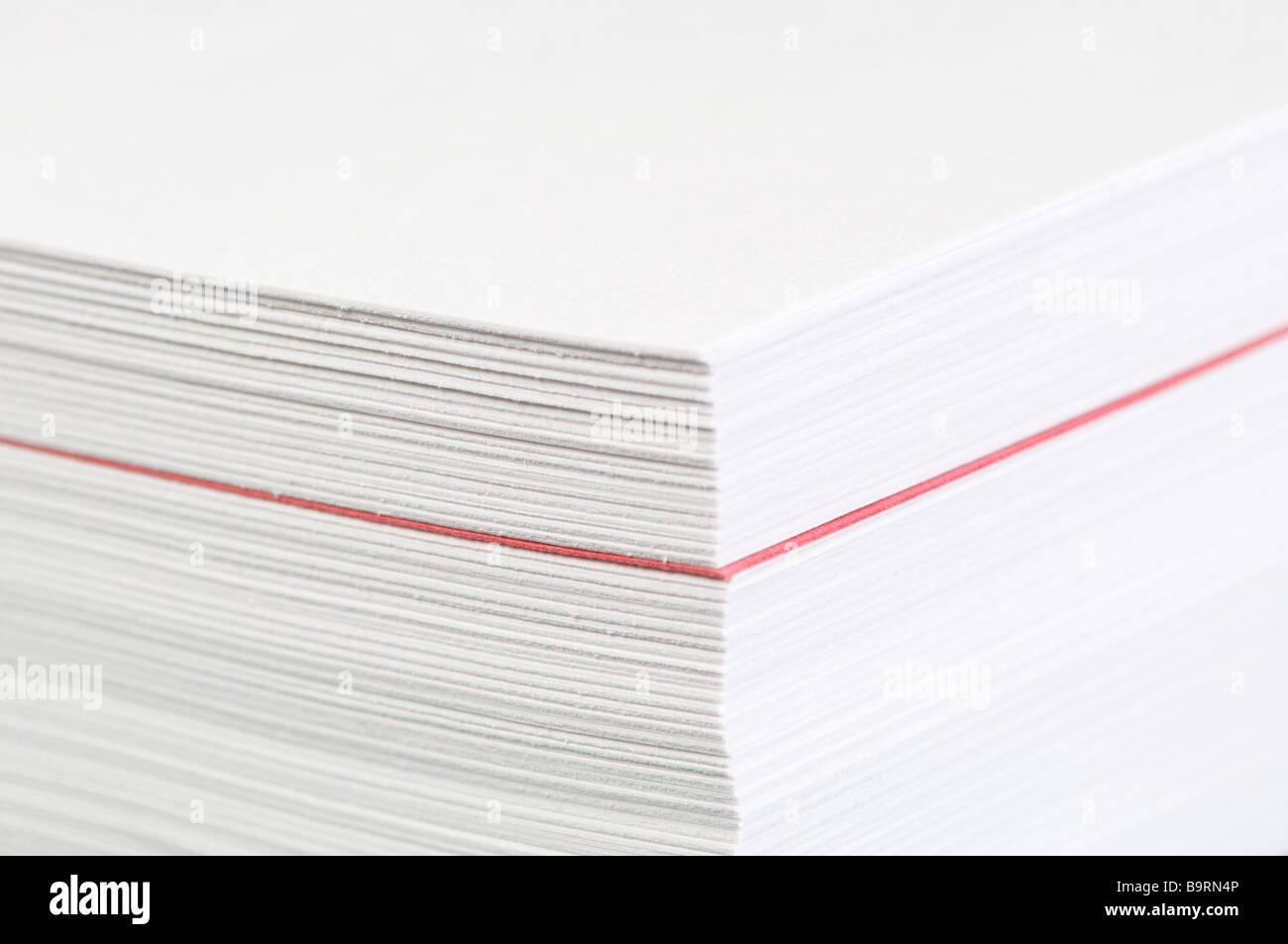 Pila della carta della stampante con un rosso pagina separatore Foto Stock