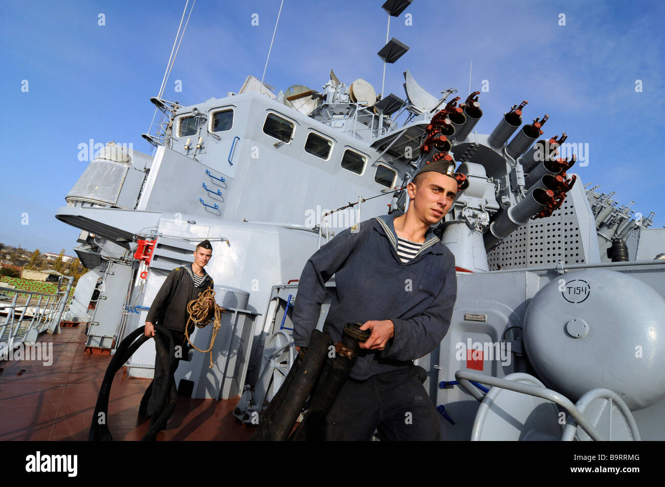 Marinai ucraini a lavorare su una marina militare ucraino nave da guerra a  Sebastopoli, Ucraina Foto stock - Alamy
