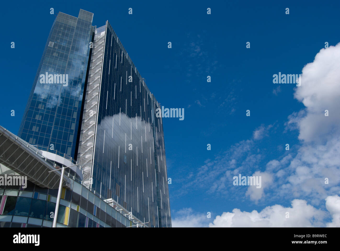 Il Cloud riflessioni in un edificio moderno Foto Stock
