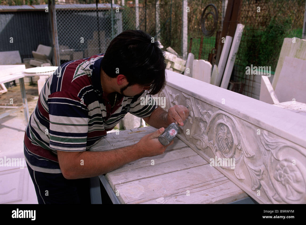 Italia, Abruzzo, Majella, Roccacasale, intaglio in pietra Foto Stock