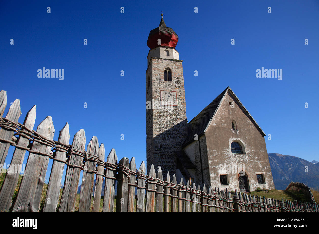 Chiesa di San Nicolò vicino a Mittelberg Renon Trentino Italia Foto Stock