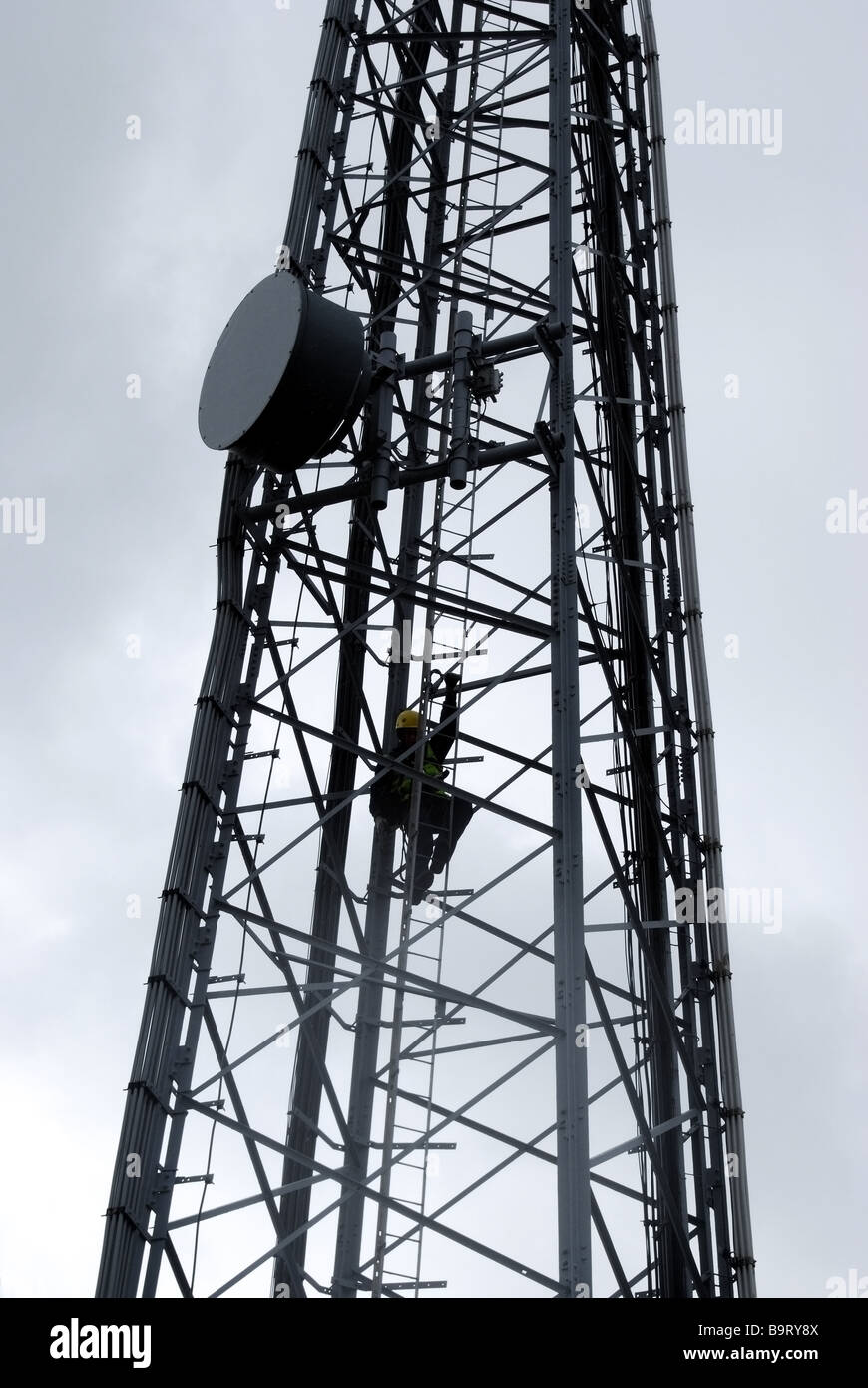 Torre Communiction con tecnico al lavoro Foto Stock