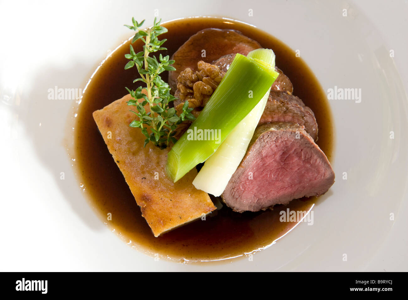 Carni bovine e la polenta dolce con il porro e la noce Foto Stock