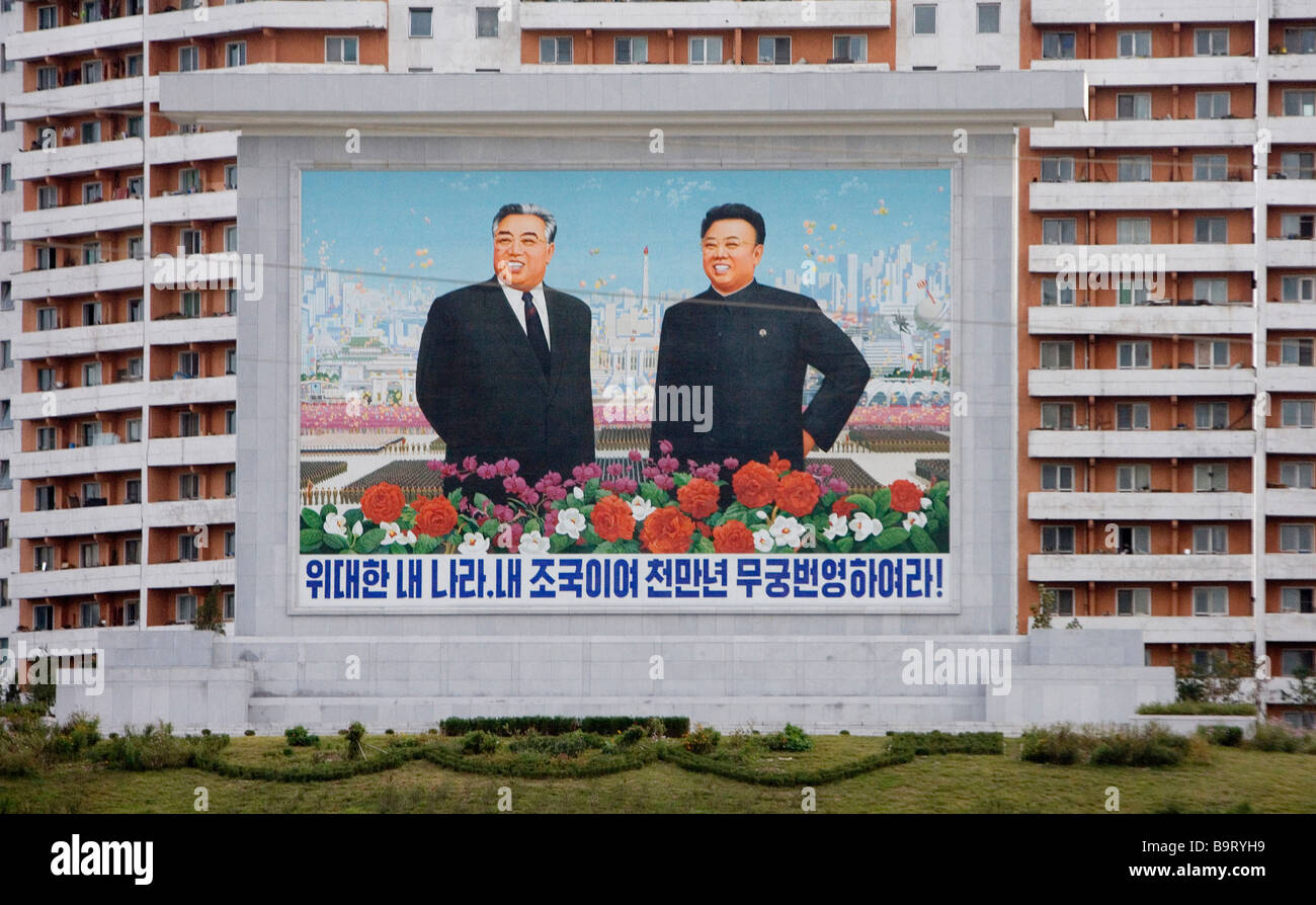 Colossale mosaico di Kim Il Sung e Kim Jong Il a Pyongyang (Repubblica democratica popolare di Corea, Corea del Nord) Foto Stock