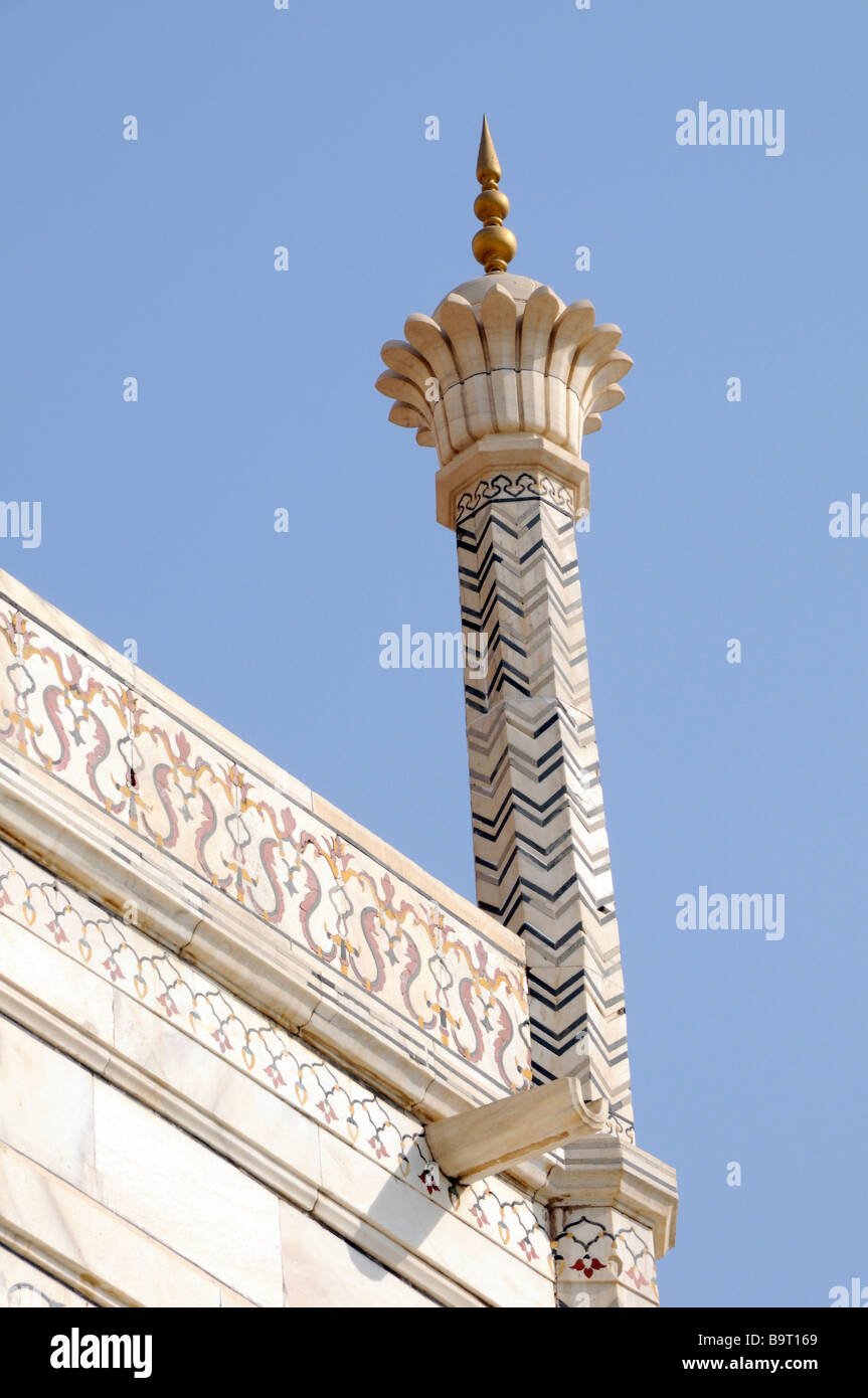 Una guglia, uno dei tanti che circondano la cupola e la tomba a camera del Taj Mahal. Marmo bianco intarsiato con pietre colorate Foto Stock