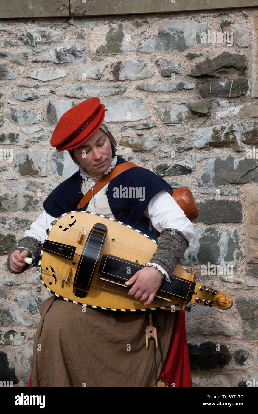 Rachael Frost (MR) con la ghironda,una chitarra, squat, a forma di pera fiddle, Hawick festival Reivers, Scottish Borders, Hawick Scozia, Regno Unito Foto Stock