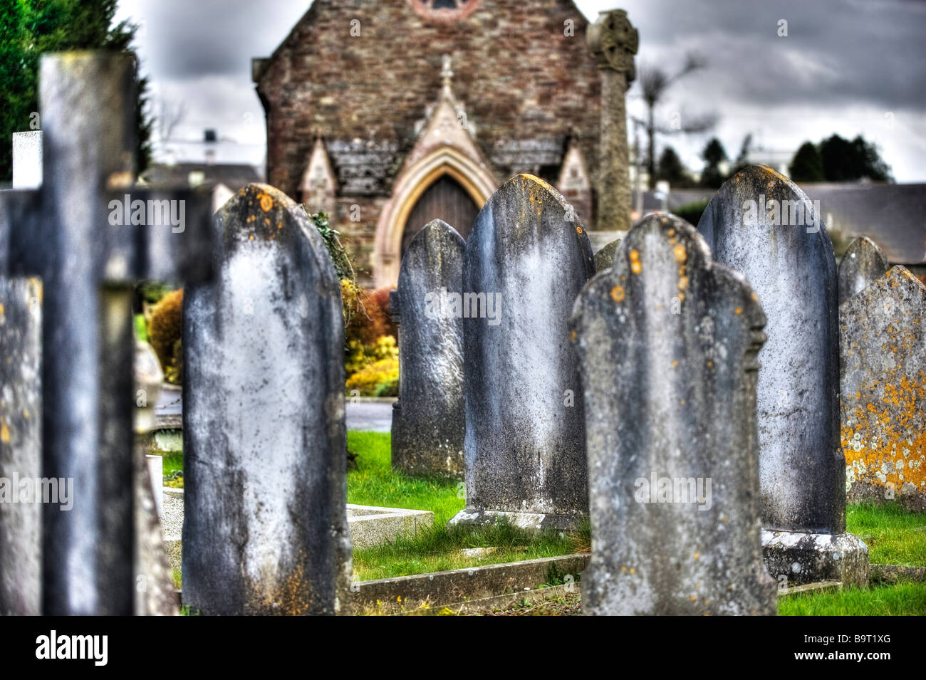 Una vecchia chiesa cantiere in South Molton, Devon nel Regno slegati, primavera 2009 con una tempesta di laminazione per spegnere il mare. HDR Foto Stock