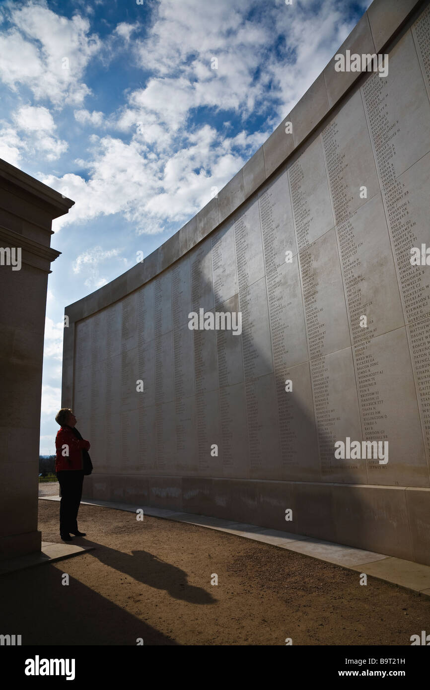 Una donna ricerca i nomi iscritti sulle forze armate Memorial, Staffordshire Foto Stock