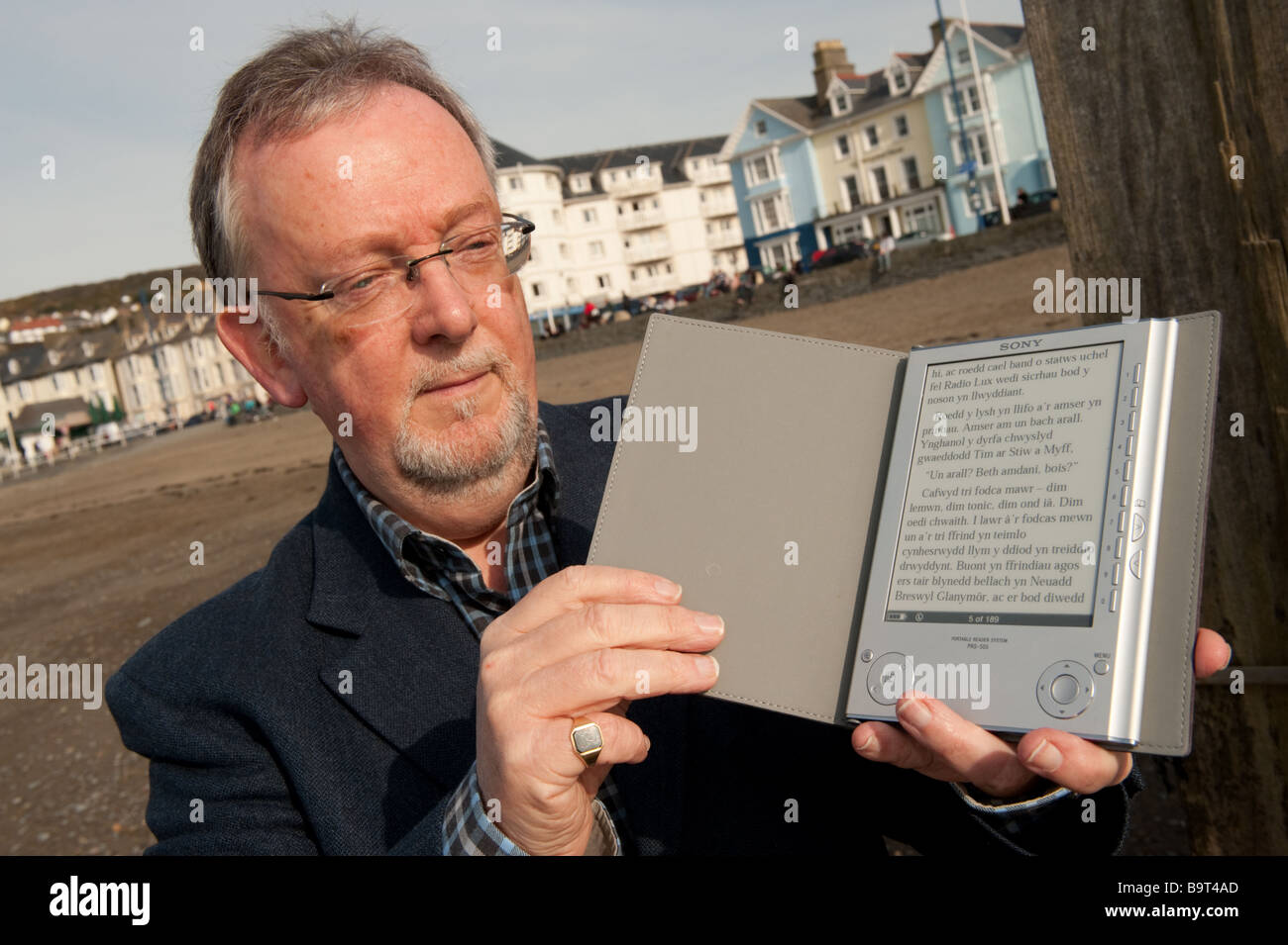 Welsh autore GERAINT EVANS autore del reato romanzo Llwybr y la prima lingua gallese libro pubblicato in formato digitale in UK Foto Stock