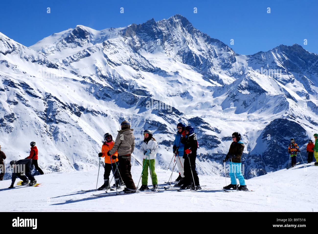 Gli sciatori sulle piste di Grimentz skiresort Val d'Anniviers Vallese Wallis Alpi della Svizzera Foto Stock