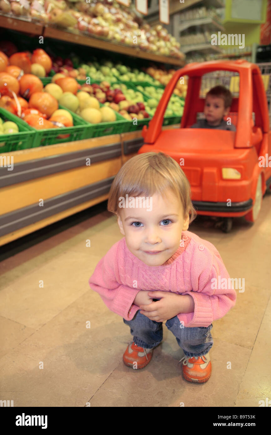 Bambino supermercato Foto Stock