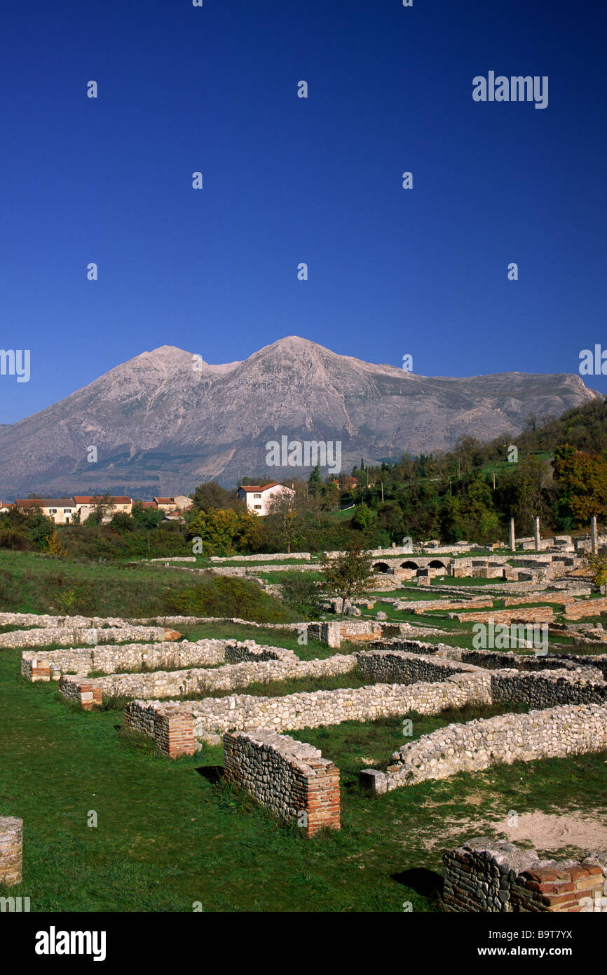 Italia, Abruzzo, rovine romane di Alba Fucens e Monte Velino Foto Stock