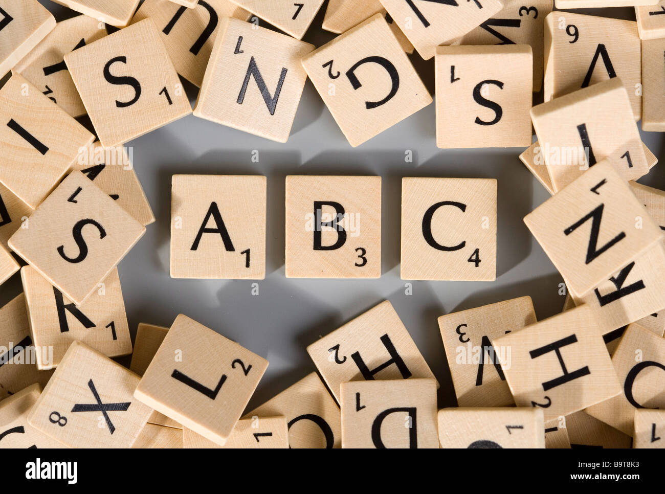 Scrabble pezzi con numerose e diverse lettere che compongono ABC Foto Stock
