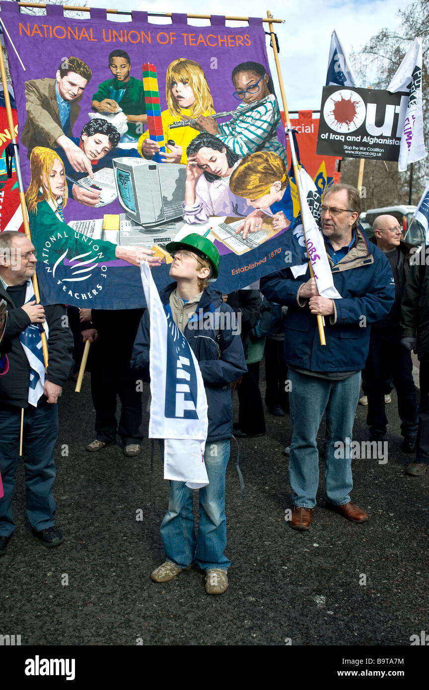Un dado n unione banner in una dimostrazione di pace. Foto Stock