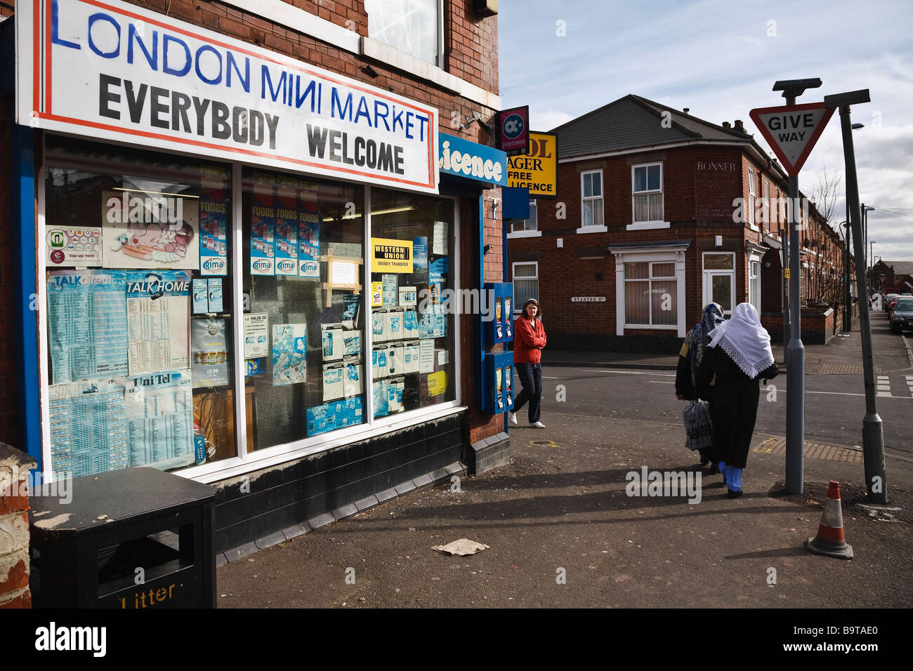 Inner City corner shop in Derby. Foto Stock