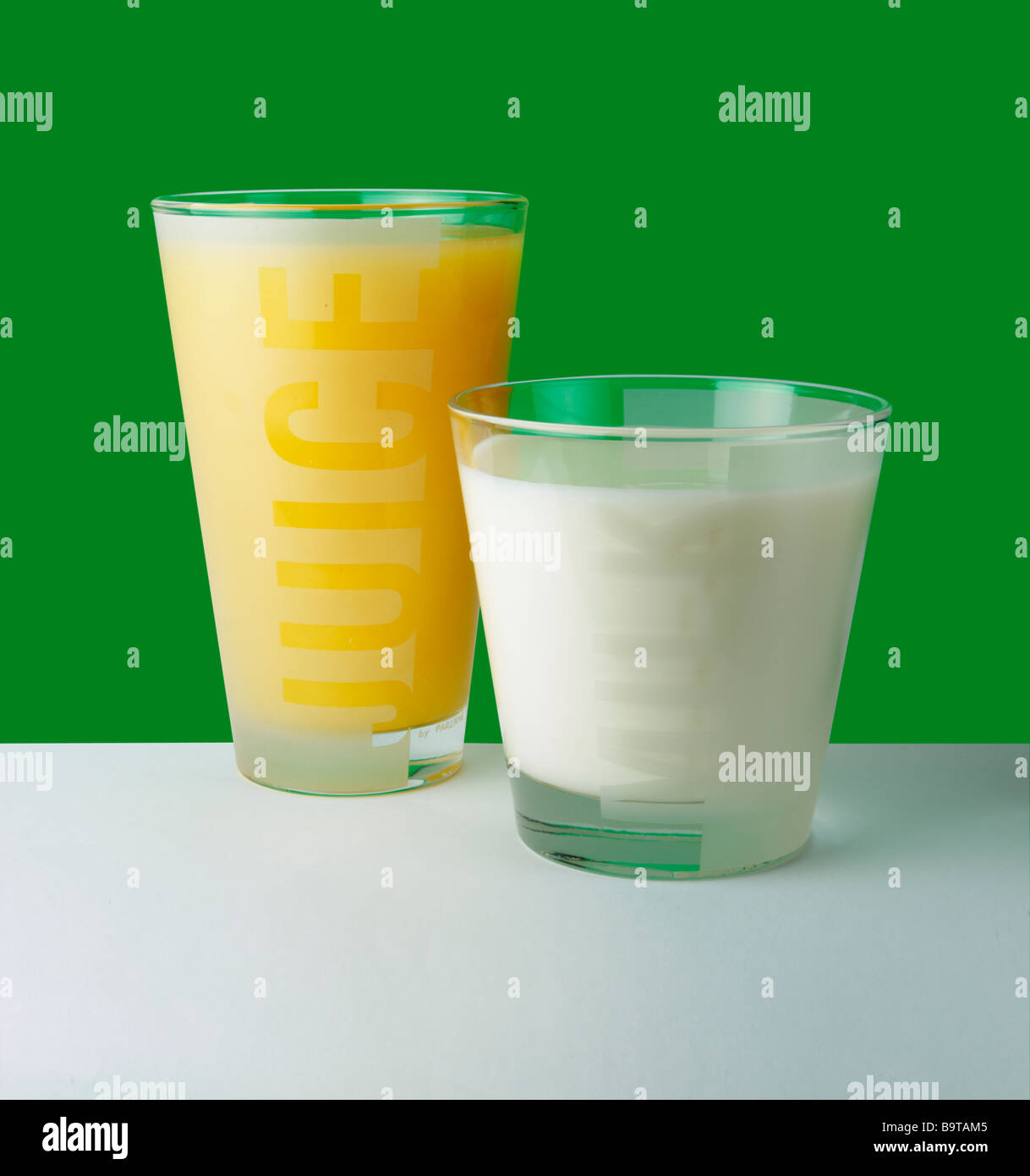 Un bicchiere di latte e succo di frutta Foto Stock