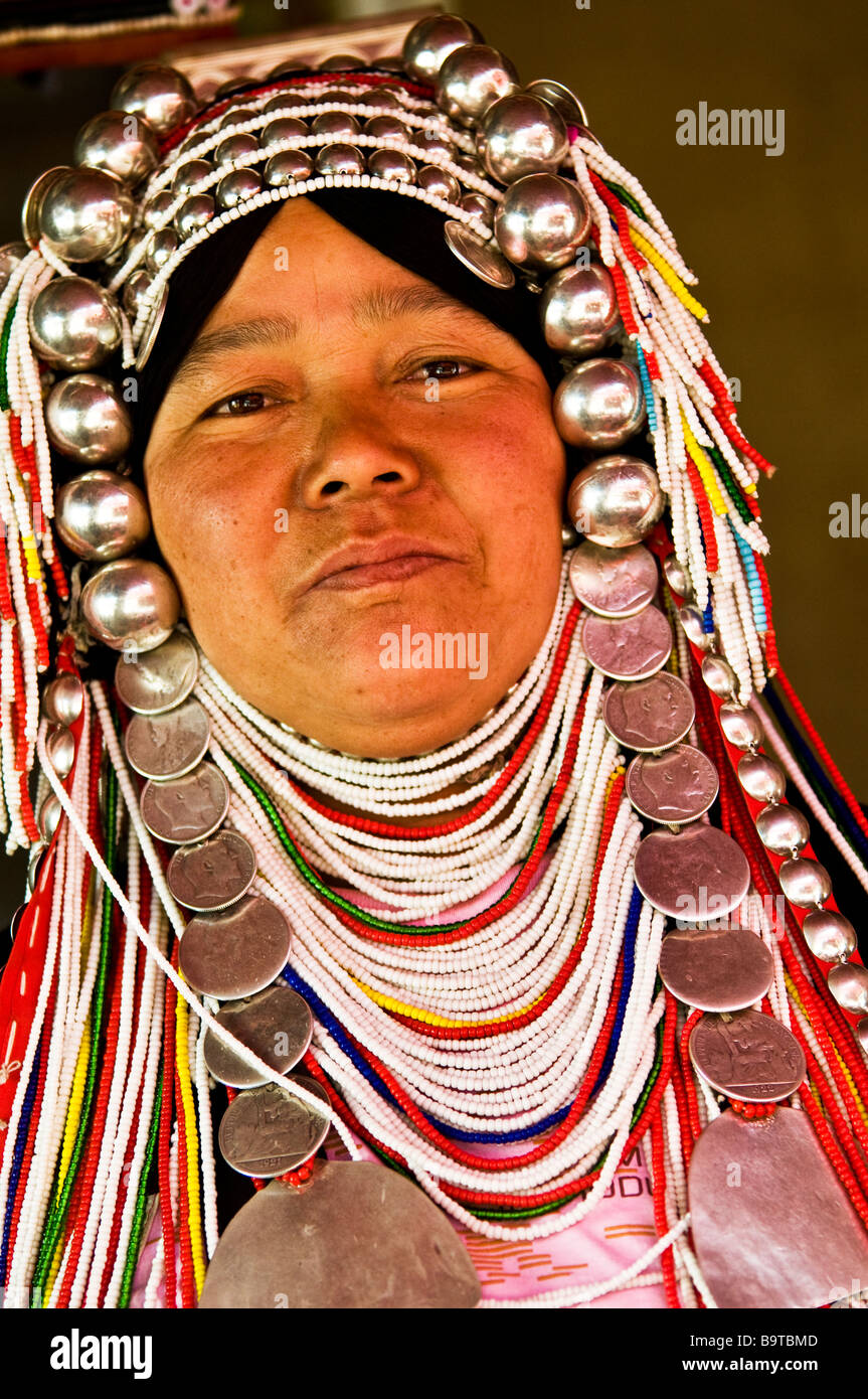 Ritratto di una donna Akha indossando una testa tradizionale usura e vestito. Foto Stock