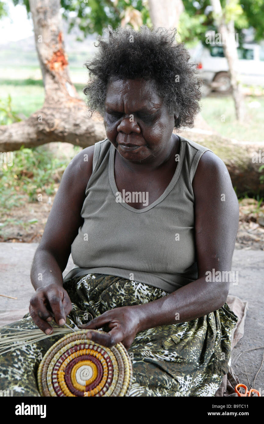 Donna aborigena all'Injalak arti e mestieri di Arnhem Land, Australia Foto Stock