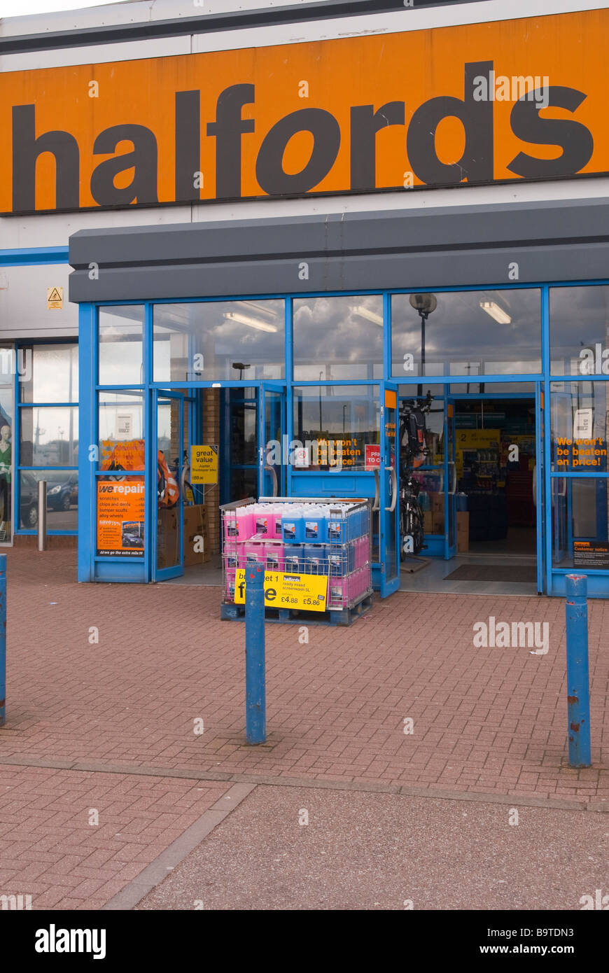 Un Halfords shop negozio vendita accessori auto etc a Lowestoft,Suffolk, Regno Unito Foto Stock