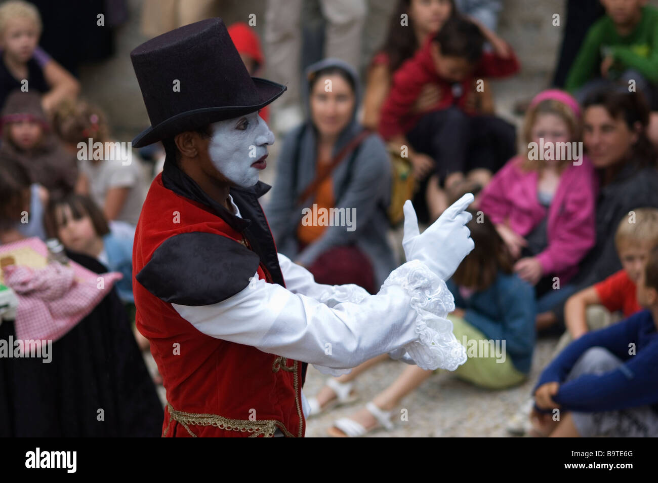 Animatore di strada in St Genies de Fontedit, Languedoc, Francia. Foto Stock