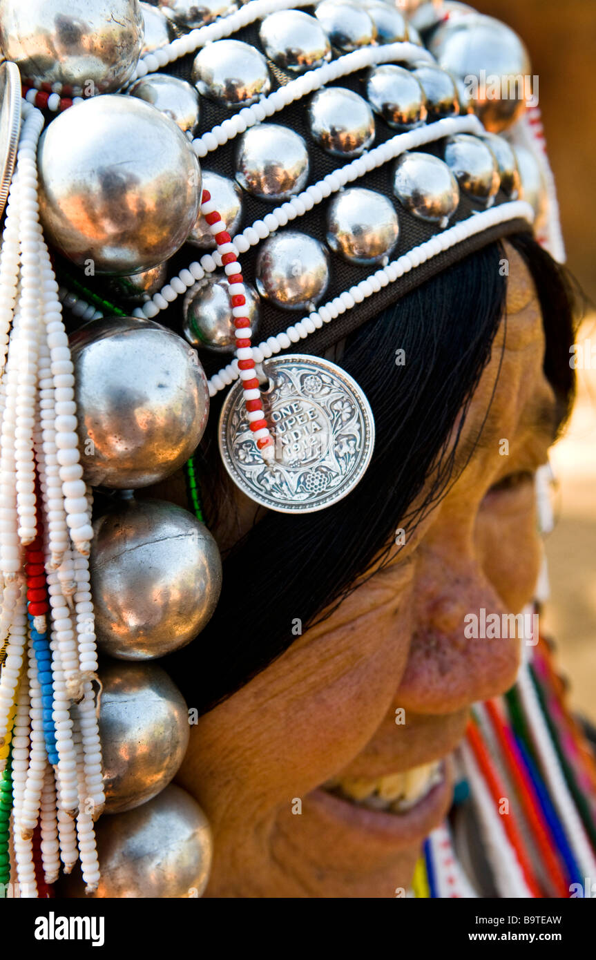 Ritratto di una donna Akha indossando una testa tradizionale usura e vestito. Foto Stock