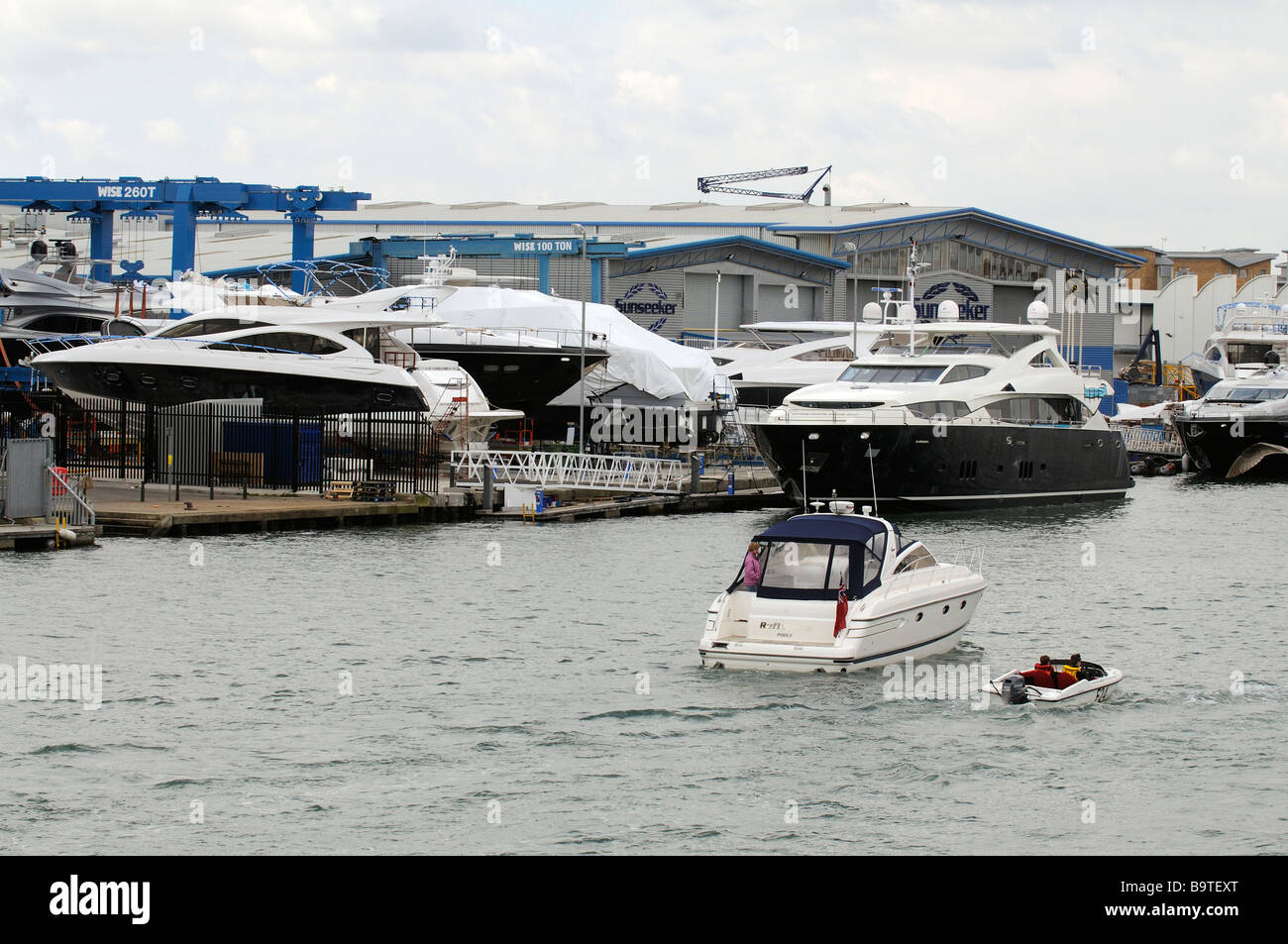 Sunseeker barche al fianco di cantiere Sunseekers sul porto di Poole Dorset England Regno Unito Foto Stock