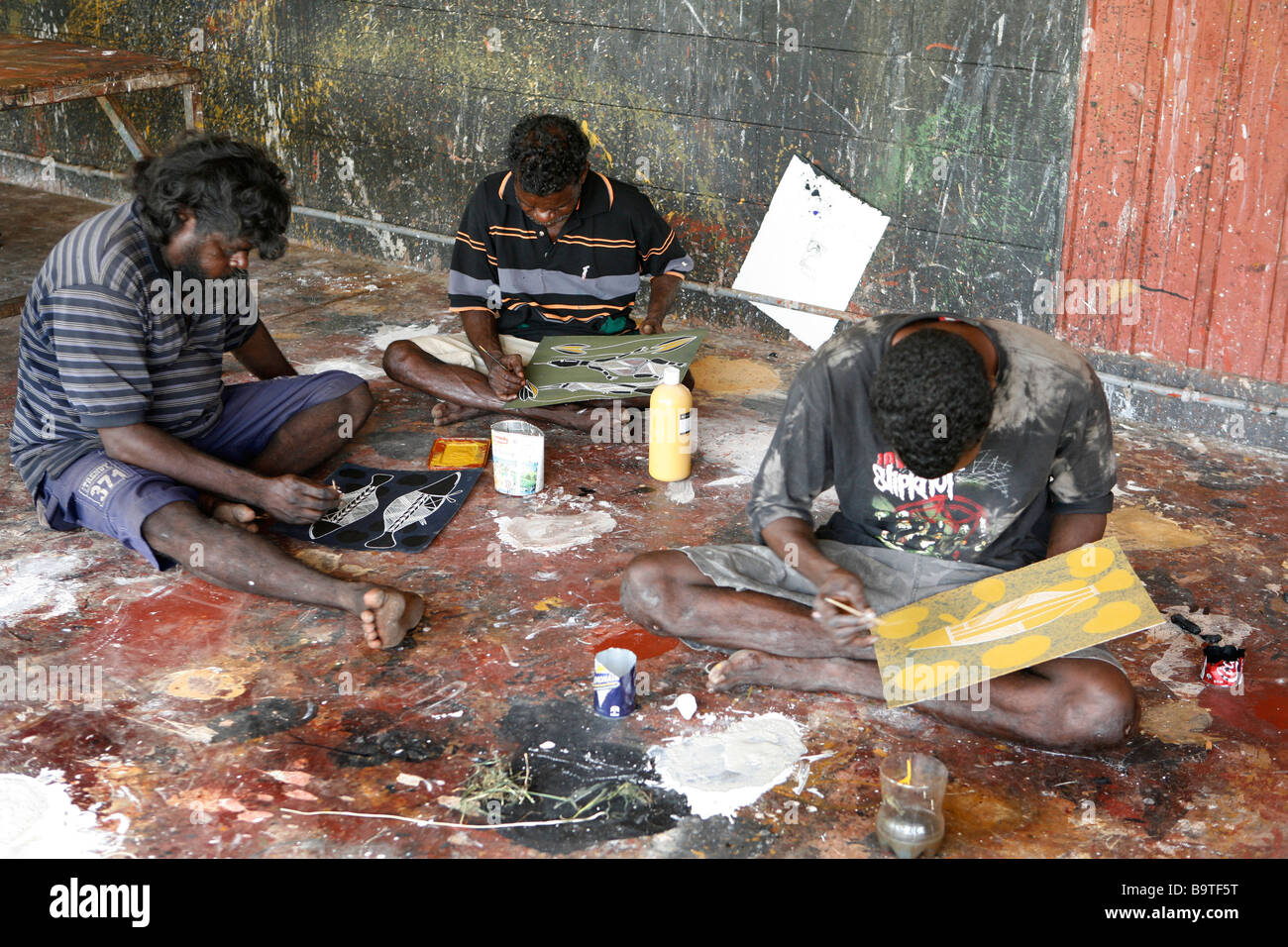 Aborigeno all'Injalak arti e mestieri di Arnhem Land, Australia Foto Stock