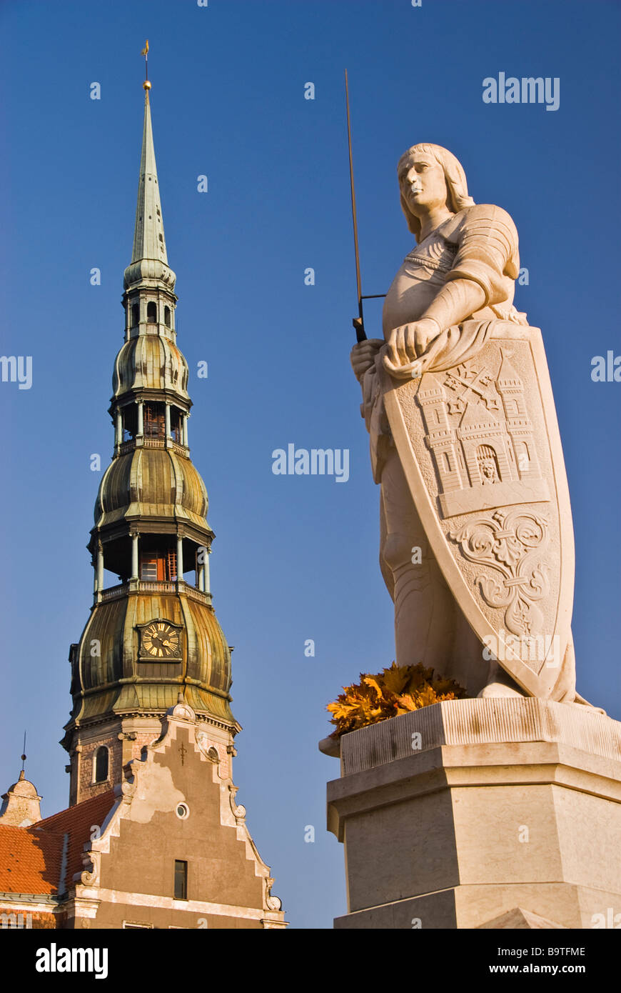 Torre della Basilica di San Pietro Chiesa evangelica luterana e la statua di Rolando nella piazza del municipio di Riga, Lettonia, Europa Foto Stock