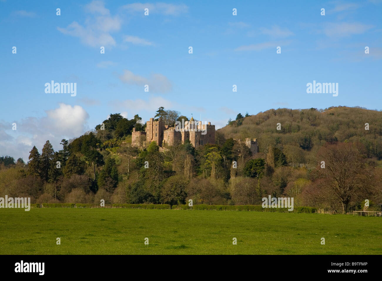 Dunster Castello medievale normanno somerset village exmoor nationaltrust attrazione monumento luttrell landmark fort fortificato Foto Stock