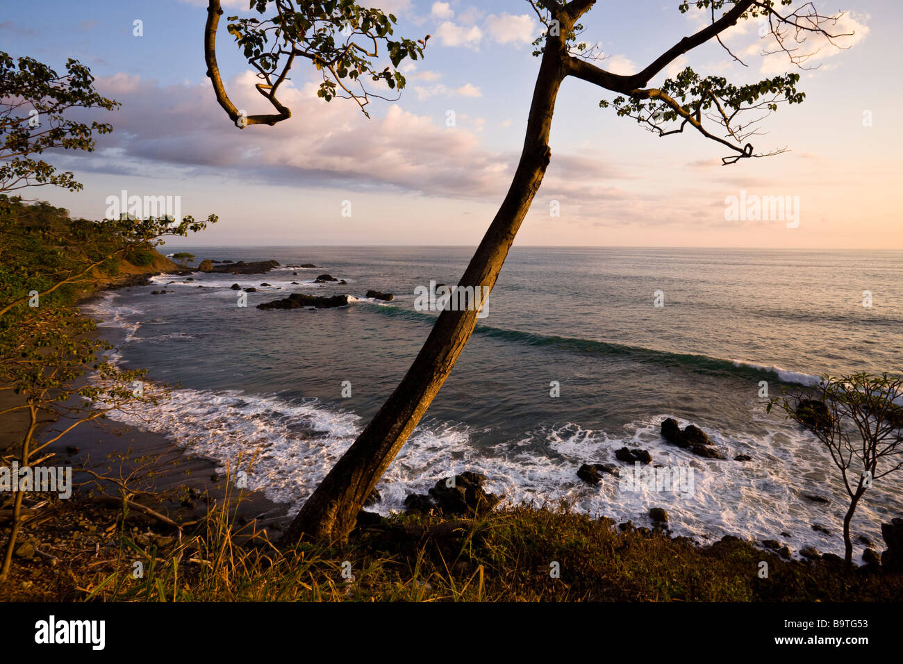 Le onde rompono lungo la costa del Pacifico a il paradiso del surf di Playa Hermosa a soli 5 km a sud di Playa Jaco nella provincia di Puntarenas, Costa Rica. Foto Stock